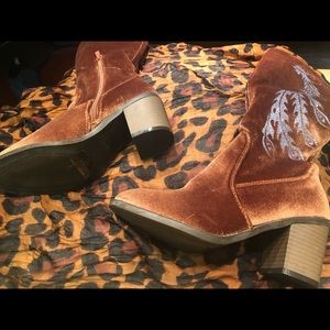 Chunky Boots Velvet Brown with design Middle Calf